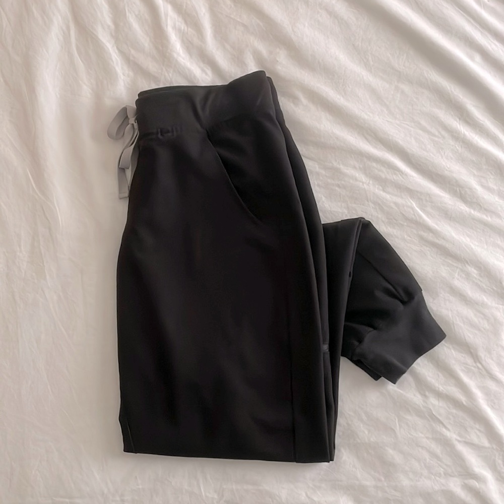 FIGS Women’s Black Zamora Jogger Scrub Pants - Size XS